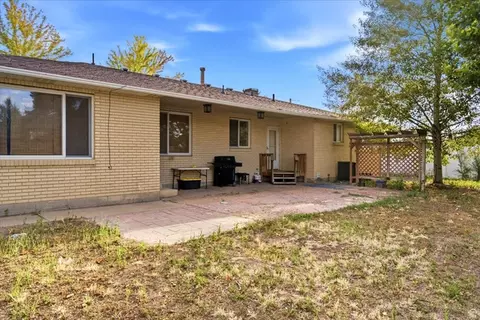 Exterior - 2455 S Bluff Rd, Syracuse, UT 84075 photo 3 of 4