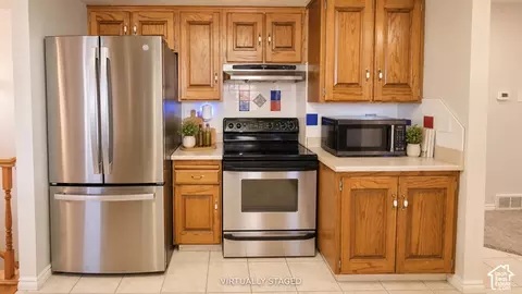 Kitchen - 2455 S Bluff Rd, Syracuse, UT 84075 photo 3 of 5