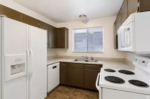 Kitchen - 3420 S 2000 E, Millcreek, UT 84109 photo 3 of 4