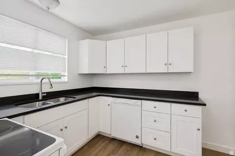 Kitchen - 3420 S 2000 E, Millcreek, UT 84109 photo 2 of 4