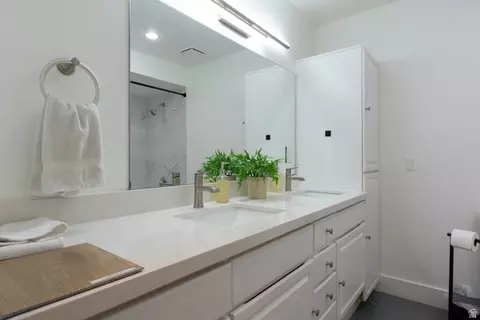 Bath - 9642 S 2760 E, Sandy, UT 84092 photo 2 of 5