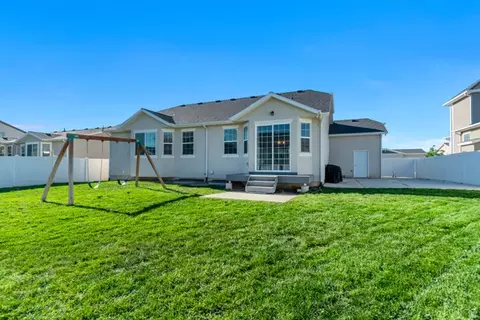 Exterior - 1403 E Lowe Peak Dr, Eagle Mountain, UT 84005 photo 3 of 3