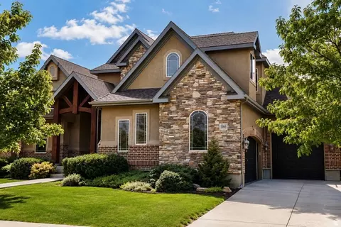 Exterior - 10656 S Crescent Dr, Sandy, UT 84070 photo 2 of 4