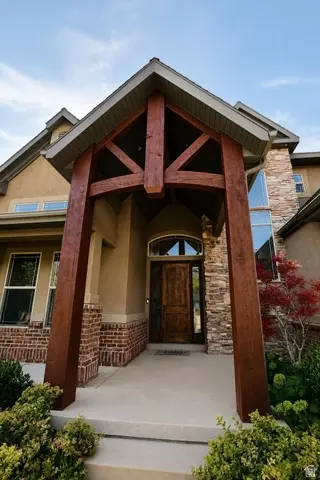Exterior - 10656 S Crescent Dr, Sandy, UT 84070 photo 3 of 4