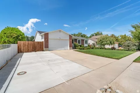 Exterior - 6354 S Clay Park Dr, Murray, UT 84107 photo 2 of 6