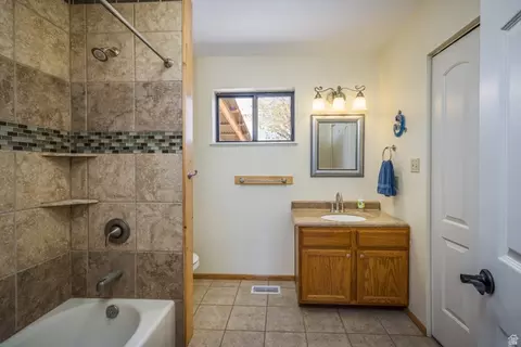 Bath - 1687 Highland Dr N, Moab, UT 84532 photo 2 of 3