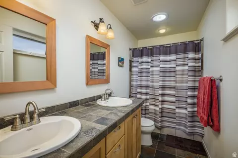 Bath - 1687 Highland Dr N, Moab, UT 84532 photo 1 of 3