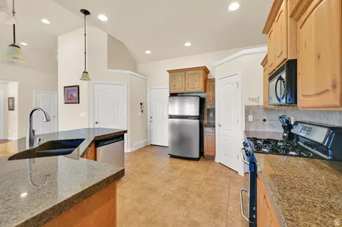 Kitchen - 5584 S 250 E, Ogden, UT 84405 photo 3 of 4