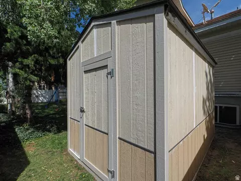 Exterior - 2195 E 10300 S, Sandy, UT 84092 photo 12 of 12