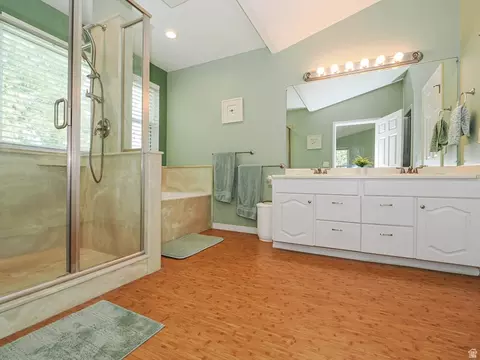 Bath - 2195 E 10300 S, Sandy, UT 84092 photo 1 of 4