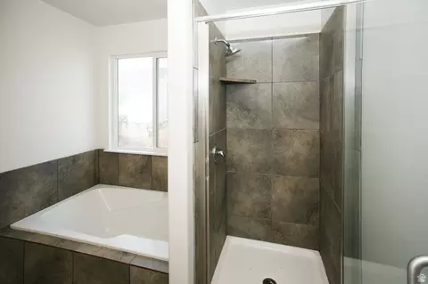 Bath - 2369 E Prairie Ln, Eagle Mountain, UT 84005 photo 2 of 4