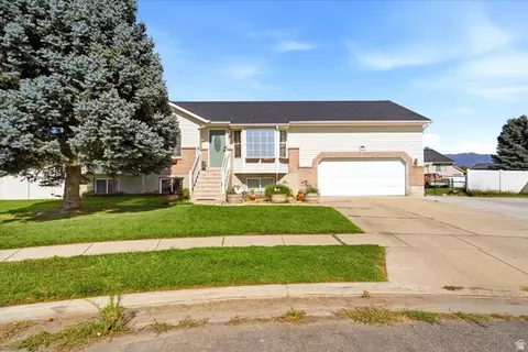 1053 S Killarney Dr, Syracuse, UT 84075