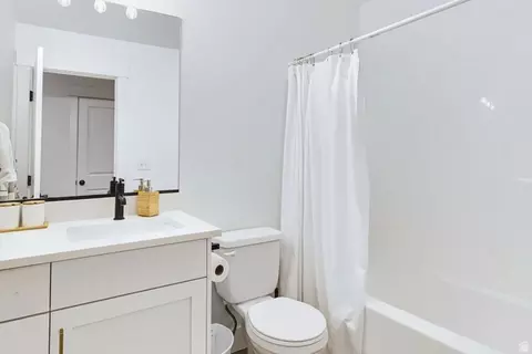 Bath - 1428 W Creekside Dr, Logan, UT 84321 photo 4 of 5