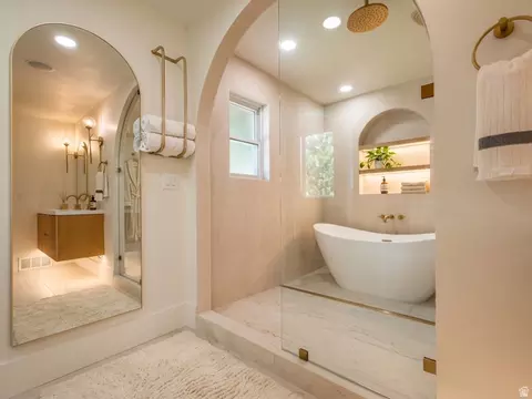 Bath - 1860 E Spring Ln S, Holladay, UT 84117 photo 2 of 3