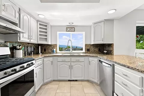 Kitchen - 132 E 2050 N, Centerville, UT 84014 photo 3 of 7