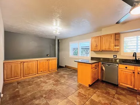 Kitchen - 9231 S 1520 Res Res E, Sandy, UT 84092 photo 4 of 5