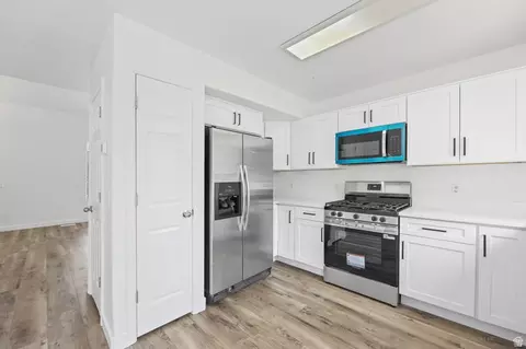 Kitchen - 1803 E Walnut Grove Dr S, Draper, UT 84020 photo 2 of 3