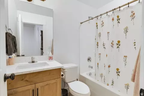 Bath - 1466 W Creekside Dr, Logan, UT 84321 photo 2 of 3