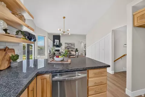 Kitchen - 15082 S Eagle Crest Dr, Draper, UT 84020 photo 3 of 5