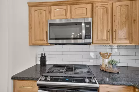 Kitchen - 15082 S Eagle Crest Dr, Draper, UT 84020 photo 4 of 5