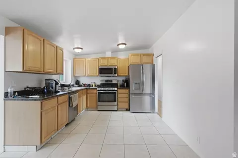 Kitchen - 5210 S 900 E, Murray, UT 84117 photo 4 of 11