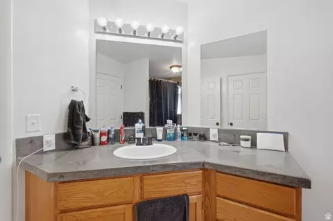 Bath - 5210 S 900 E, Murray, UT 84117 photo 2 of 6