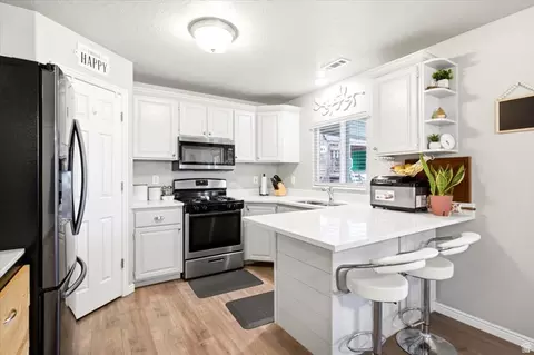 Kitchen - 4036 W 5700 S, Roy, UT 84067 photo 2 of 4