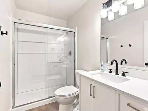Bath - 356 E 570 N, Hyde Park, UT 84318 photo 2 of 3