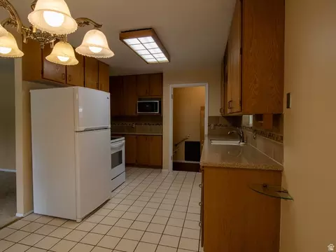 Kitchen - 6192 S Vinecrest Dr E, Murray, UT 84121 photo 2 of 4