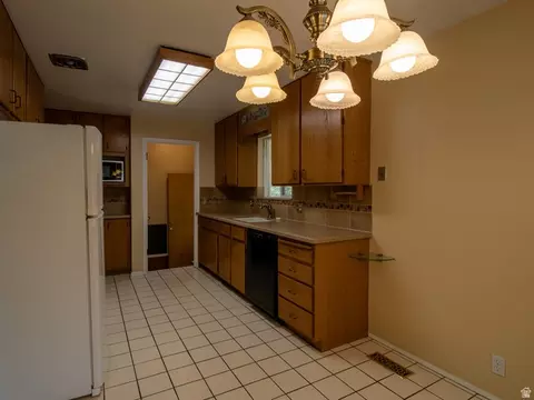 Kitchen - 6192 S Vinecrest Dr E, Murray, UT 84121 photo 4 of 4
