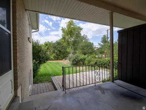 Exterior - 6192 S Vinecrest Dr E, Murray, UT 84121 photo 2 of 5