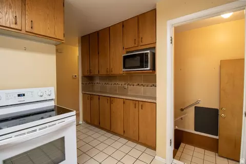 Kitchen - 6192 S Vinecrest Dr E, Murray, UT 84121 photo 3 of 4
