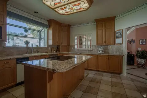 Kitchen - 5302 S Birch Rd E, Murray, UT 84117 photo 2 of 6