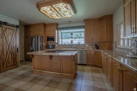 Kitchen - 5302 S Birch Rd E, Murray, UT 84117 photo 3 of 6