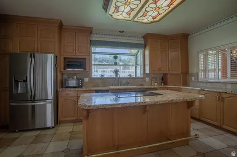 Kitchen - 5302 S Birch Rd E, Murray, UT 84117 photo 5 of 6