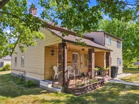 Exterior - 107 E 200 N, Mount Pleasant, UT 84647 photo 1 of 9