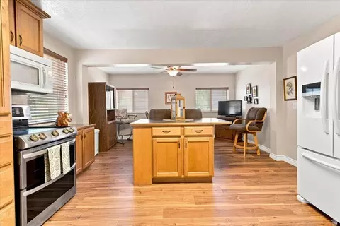 Kitchen - 107 E 200 N, Mount Pleasant, UT 84647 photo 3 of 4