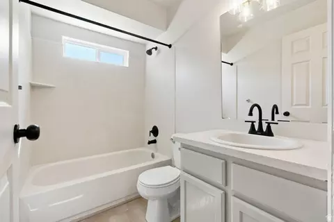Bath - 3304 E Sparrowhawk Cir, Eagle Mountain, UT 84005 photo 3 of 4