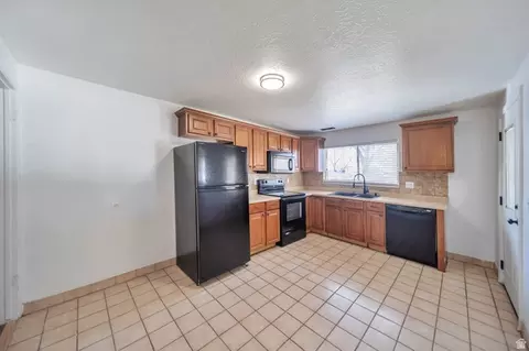 Kitchen - 2969 S 625 W, Bountiful, UT 84010 photo 4 of 5