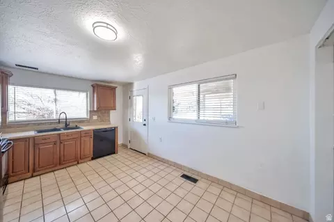 Kitchen - 2969 S 625 W, Bountiful, UT 84010 photo 3 of 5