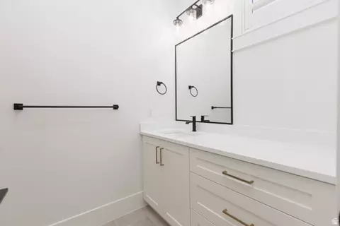 Bath - 668 E Pine St, Washington, UT 84780 photo 9 of 14