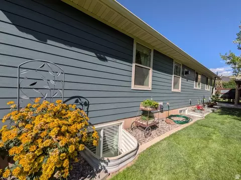 Exterior - 1858 E Riverview Dr, Preston, ID 83263 photo 12 of 34
