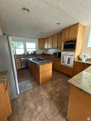 Kitchen - 4306 Elk Ln, Erda, UT 84074 photo 1 of 2