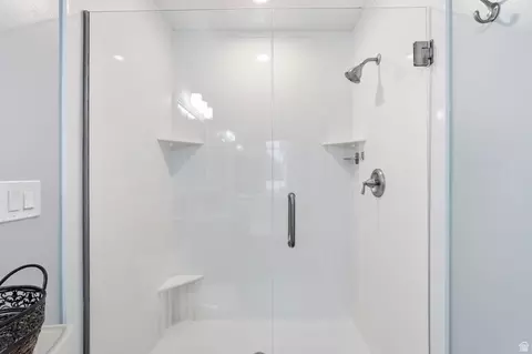 Bath - 910 W Garden Cir, Nibley, UT 84321 photo 2 of 4