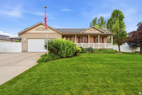 Exterior - 910 W Garden Cir, Nibley, UT 84321 photo 2 of 11