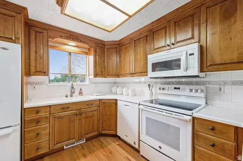 Kitchen - 2197 S Timothy Way, Bountiful, UT 84010 photo 2 of 4