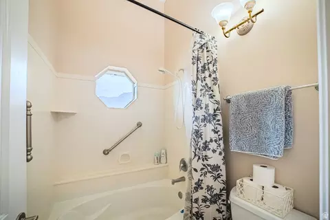 Bath - 1555 S 850 E, Orem, UT 84097 photo 3 of 4