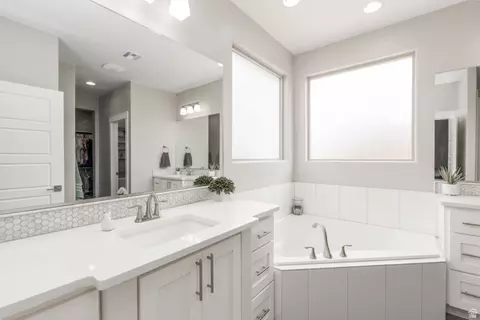 Bath - 3934 S Saddleback Rd, Washington, UT 84780 photo 1 of 8