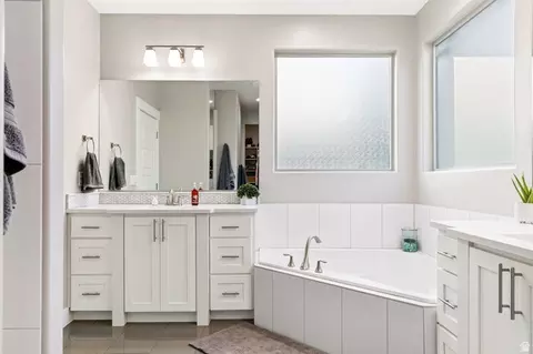 Bath - 3934 S Saddleback Rd, Washington, UT 84780 photo 2 of 8