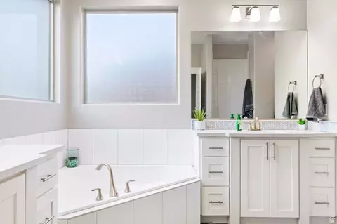 Bath - 3934 S Saddleback Rd, Washington, UT 84780 photo 3 of 8